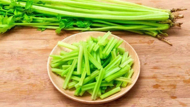 传导性耳聋能不能吃芹菜