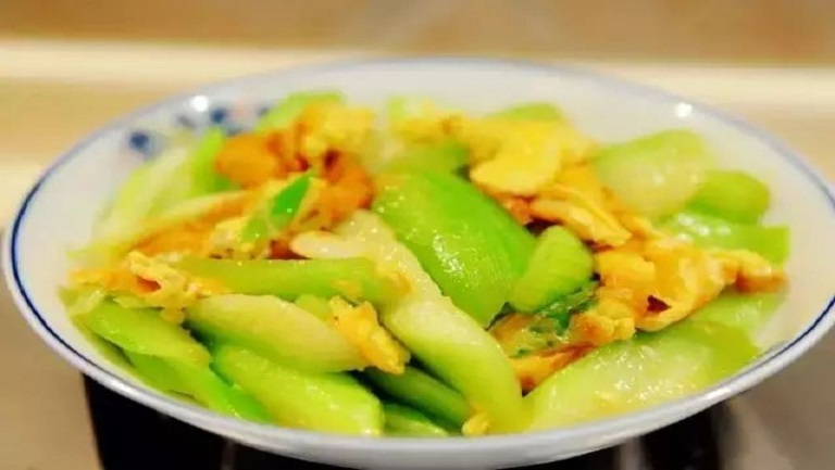 丝瓜炒鸡蛋的功效与作用、禁忌和食用方法