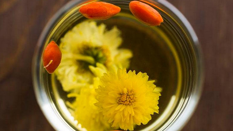 菊花枸杞泡水的功效与作用、禁忌和食用方法