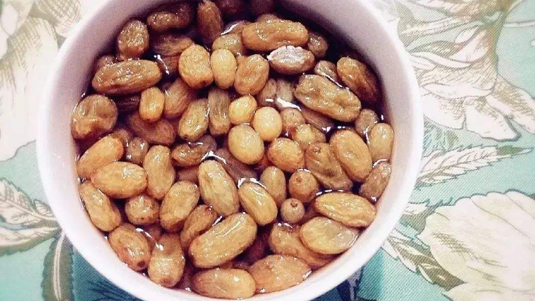 醋泡葡萄干的功效与作用、禁忌和食用方法