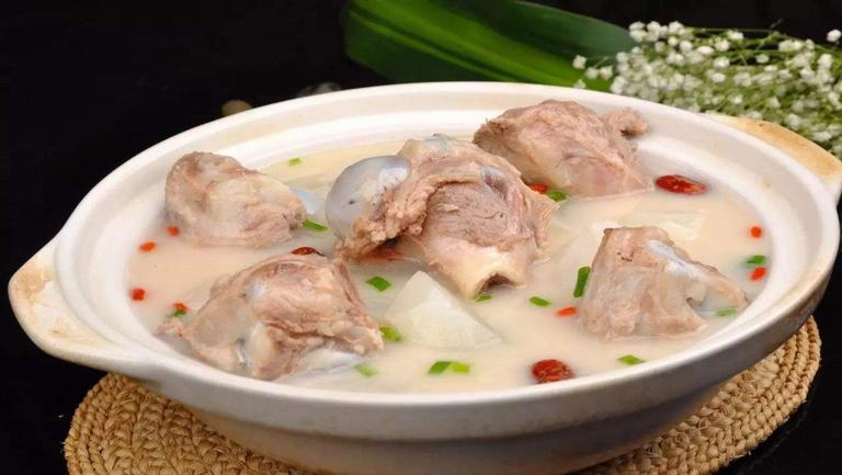 牛骨汤的功效与作用、禁忌和食用方法