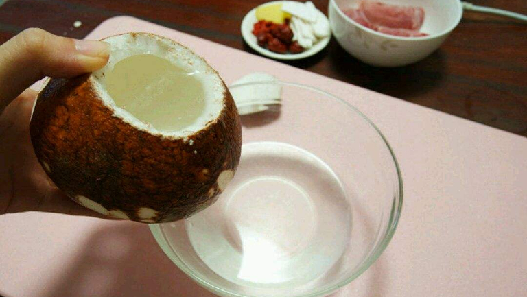 椰子水的功效与作用、禁忌和食用方法