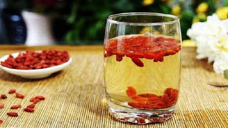 泡枸杞水喝的功效与作用、禁忌和食用方法