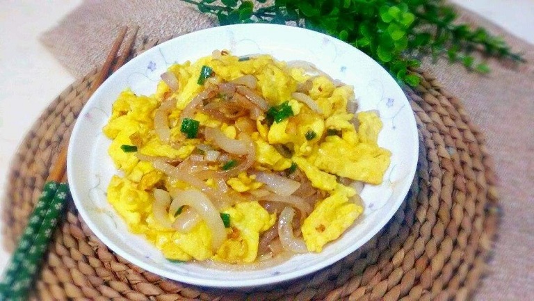 洋葱炒鸡蛋的功效与作用、禁忌和食用方法