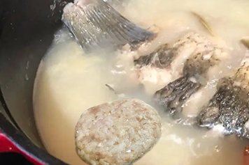 鲫鱼肉饼汤的功效与作用、禁忌和食用方法